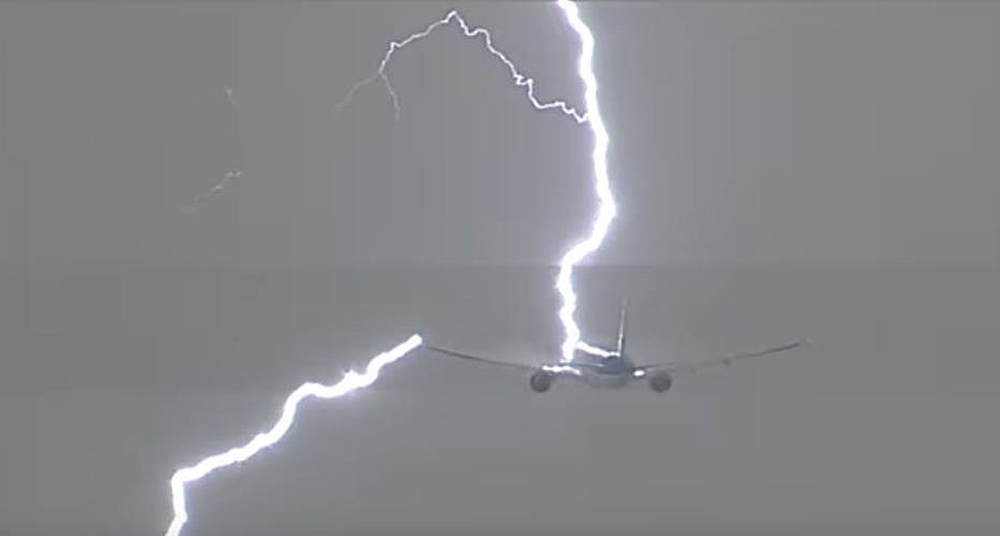 Y si un rayo impacta en un avión?